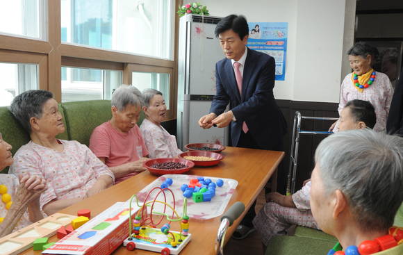 조규일 서부부지사가 노인요양원에서 어르신들과 인지재활프로그램에 참여하고 있다. ⓒ 경남도 서부청사