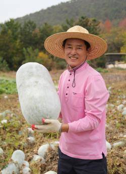 수확한 동아를 들고 포즈를 취하는 전남 광주 양희관 농부. 앉은뱅이밀과 보리는 경남 진주의 조영호 농부, 동아는 양 농부를 통해 전량 구매하고 있다. ⓒ CJ푸드빌