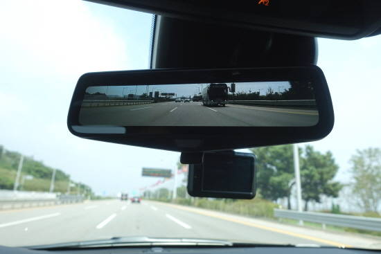 업계 최초로 캐딜락이 선보이는 리어 카메라 미러. = 노병우 기자