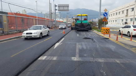 노후도로 포장 덧씌우기 공사가 한창이다. ⓒ 마산회원구청