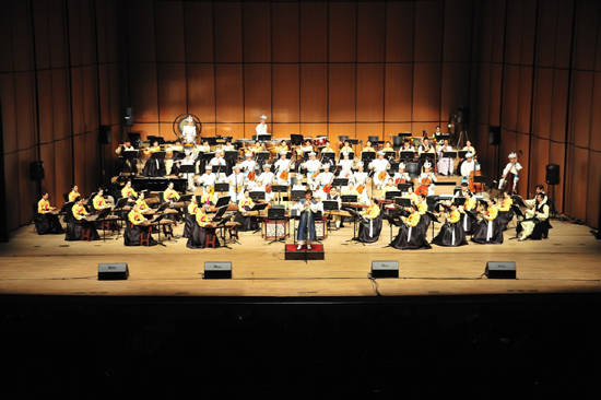 2015년 광주문화예술회관에서 열린 몽골마두금 합주단과의 공연 모습. ⓒ 광주문화예술회관