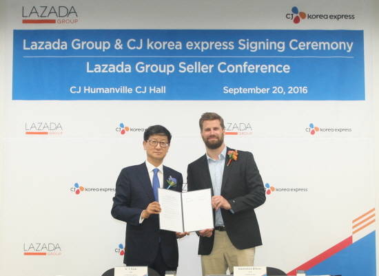 박근태 CJ대한통운 사장(왼쪽)과 맥시밀리언 비트너 라자다 그룹 회장이 계약서에 서명한 뒤 기념촬영을 하는 모습. ⓒ CJ대한통운