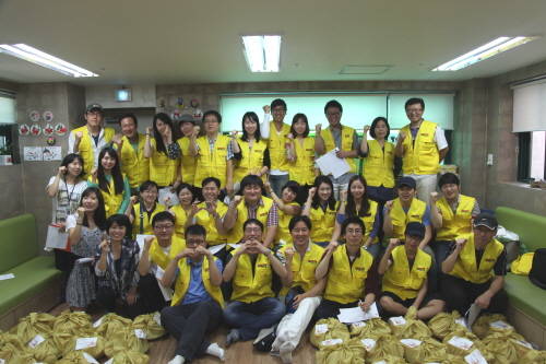 메리츠종금증권 '메리츠 참사랑 봉사단'이 독거어르신 특식지원 봉사 활동을 앞두고 기념촬영 중이다. ⓒ 메리츠종금증권