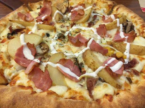 한국인 입맛에 맞춰 여러가지 토핑이 듬뿍 올라간 피자. = 하영인 기자