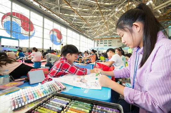 사생대회에서 300팀의 초등학생들이 경연을 벌이고 있는 모습. ⓒ 대한항공