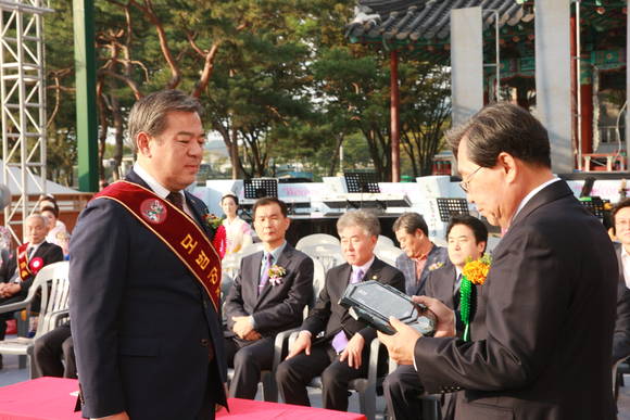 유근기 곡성군수(왼쪽)가 제25회 소충·사선문화상 시상식에서 모범 공직자부분 본상을 수상했다. ⓒ 곡성군청
