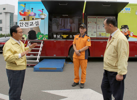 차정섭 함안군수(왼쪽)가 지진피해 안전체험장을 둘러보고 있다. ⓒ 함안군청