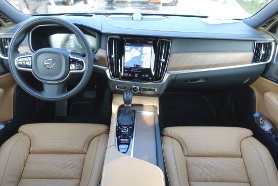 가로로 곧게 뻗은 직선형의 대시보드는 탑승객에게 시각적으로 넓은 공간감을 선사한다. = 노병우 기자