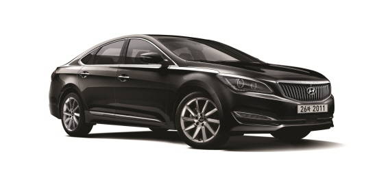 현대차의 전륜구동 대형 세단 아슬란이 지난달 2017년형 모델로 새롭게 단장했다. ⓒ 현대자동차