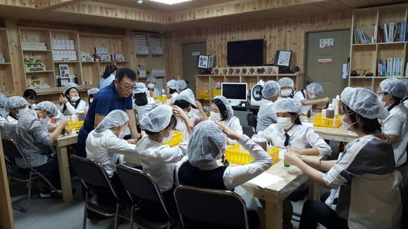 산청중학교 학생들이 진로 체험프램그램 일환으로 지역화장품 업체에서 현장 실습을 하고 있다. ⓒ 산청군청