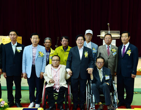 유두석 장성군수와 한마음축제에 참여한 장성지역 장애인 단체 대표들. ⓒ장성군청