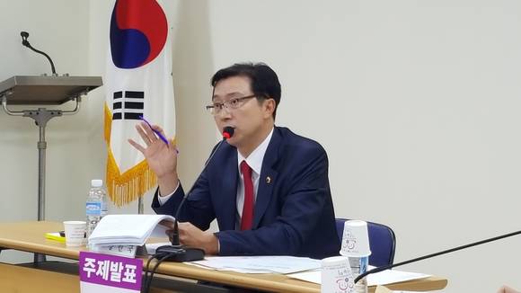 강민국 도의원이 중소기업 입찰방식에 대한 문제점을 지적하고 있다. ⓒ 프라임경제