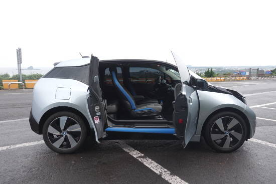 양쪽으로 열리는 측면의 코치 도어는 타고 내리는데 편리하며 공간을 더욱 넉넉하게 활용할 수 있도록 한다. = 노병우 기자