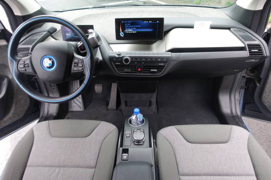 실내 소재는 천연 가죽과 원목, 양모, 그리고 재생 가능한 소재가 적절히 어우러졌다. 또한, 앞좌석은 트랜스미션 터널 부분을 제거하여 공간을 극대화했다. = 노병우 기자