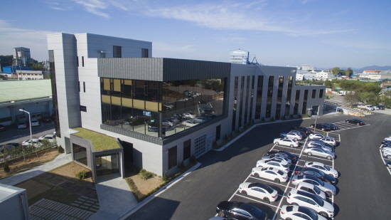 메르세데스-벤츠 코리아는 인증 중고차 전주 전시장을 신규 오픈하고, 전주 서비스센터의 사고수리 부문 시설을 확장했다. ⓒ 메르세데스-벤츠 코리아