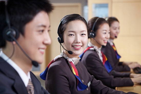 아시아나항공 예약센터에서는 국내선 및 국제선 전문 상담사 300여명이 1년 365일 상담서비스를 제공하고 있다. ⓒ 아시아나항공