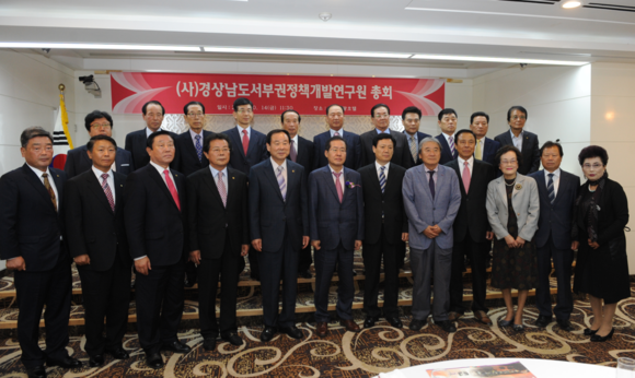 홍준표 경남도지사와 서부권정책개발연구원들이 정책공유를 위해 한자리에 모였다. ⓒ 경남도청