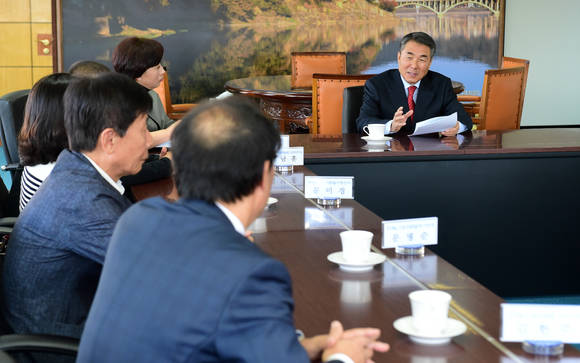 이창희 시장이 경상남도생활대축전과 제1회 전국K-스포츠클럽 교류전에 참가하는 임원진들을 격려하고 있다. ⓒ 진주시청