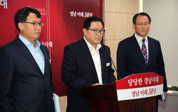 박석제 농정국장이 2017년 여성농업인 복지향상과 경남농산물 육성사업에 대해 설명하고 있다. ⓒ 경남도청