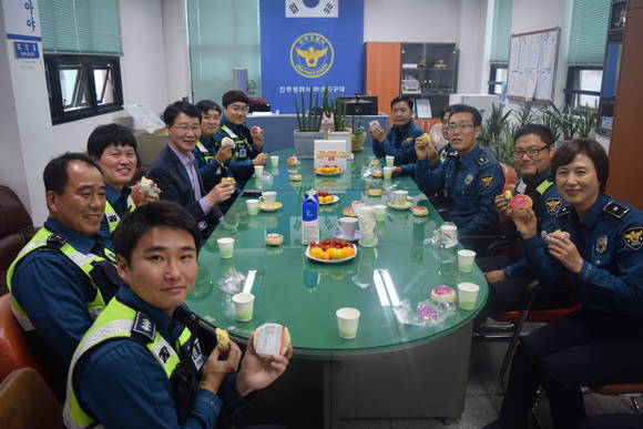 류재응 진주경찰서장이 현장근무자를 방문하고 다과를 함께 나누고 있다. ⓒ 진주경찰서
