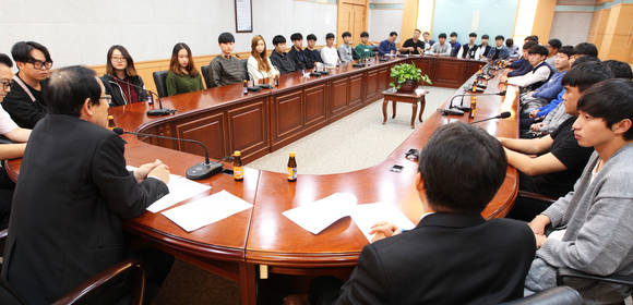 이상경 경상대 총장이 학생간부 간담회를 열고 있다. ⓒ 경상대학교