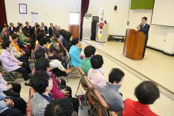 송도근 시장이 관내 노인대학에서 시정현안에 대한 특강을 하고 있다. = 사전시