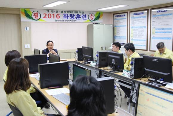 차정섭 함안군수가 화랑훈련 근무자들을 격려하고 있다. ⓒ 함안군청