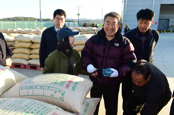 이창희 시장이 올해 '공공비축 미곡과 시장격리 미곡을 매입하고 있다. ⓒ 진주시청
