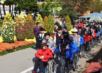 함평군은 취약계층과 함께 초가을 국화 향기가 그윽한 대한민국 국향대전 행사장을 찾았다. ⓒ 함평군