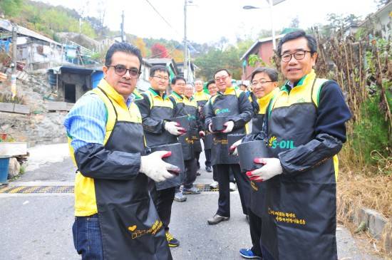 S-OIL은 7일 저소득가정 및 독거노인 세대에 연탄 6만장을 배달하는 봉사활동을 시행했다. ⓒ S-OIL