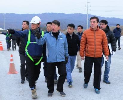 백경현 구리시장이 주요간부공무원들과 함께 구리-포천 간 고속도로 건설현장을 둘러보고 있다. ⓒ 구리시청