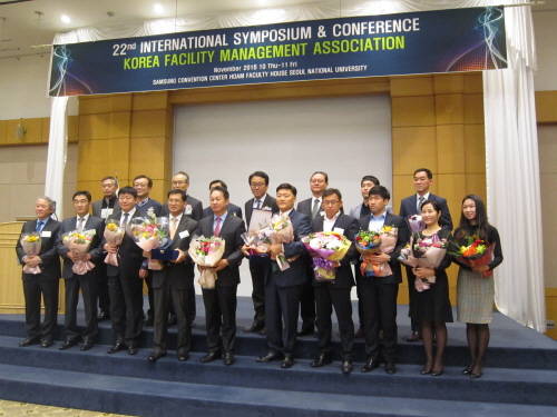 서울대학교 호암교수회관에서 치러진 한국FM대상 시상식에서 수상의 영예를 안은 관계자들이 기념촬영을 하고 있다. ⓒ 광주시청