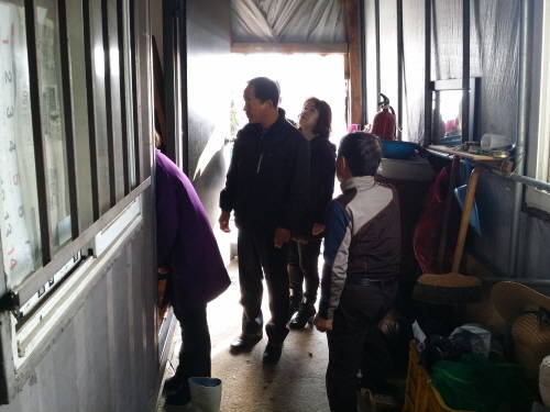 한눈에 보기에도 열악한 취약계층의 집을 방문한 진접읍 직원들은 해당 이웃의 안부와 건강을 챙겼다. ⓒ 남양주시청