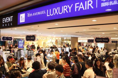 국내 백화점 3사가 연말 시즌오프에 일제히 돌입한다. 사진은 지난 7월 롯데백화점 본점에서 진행된 '제16회 해외명품대전' 행사장. ⓒ 롯데백화점