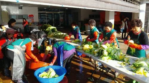 이웃을 사랑하는 마음으로 정성스럽게 배추를 다듬고 있는 새마을부녀회 회원들. ⓒ 하남시