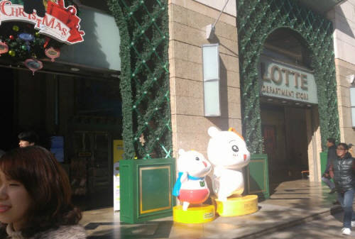 쇼핑의 중심 서울 명동에서 롯데가 벌써 크리스마스 장식을 시작했다. 성탄 장식 앞을 지나고 있는 시민들의 모습. ⓒ 프라임경제