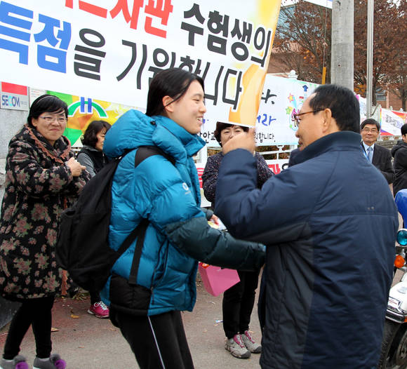 차정섭 함안군수가 2017년 수험생들을 격려하고 있다. ⓒ 함안군청