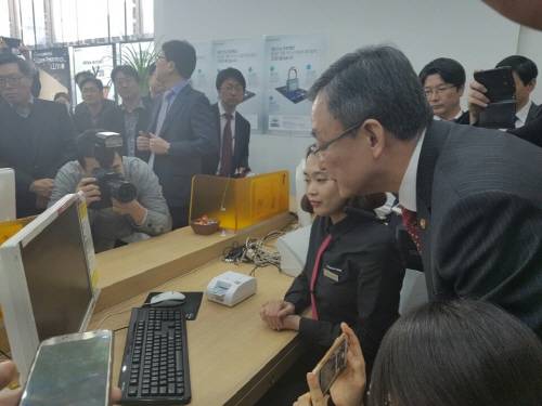 최성준 방송통신위원장이 17일 서울 시내 SK텔레콤 대리점에 방문해 신분증 스캐너 운영 현황을 점검하고 있다. ⓒ 프라임경제