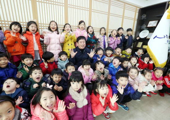 루아숲 유치원 어린이들이 용인시에 성금을 기탁했다. ⓒ 용인시