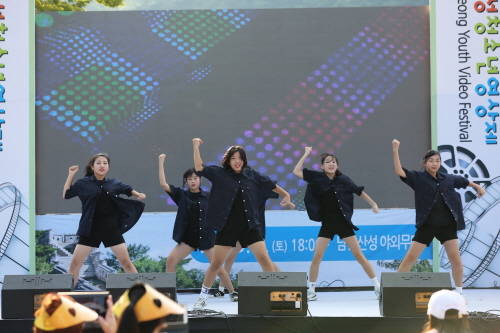 지난 9월3일 남한산성 야외무대에서 개최된 '남한산성 전국 청소년 영상제'에 참가한 청소년 동아리의 공연 모습. ⓒ 광주시청