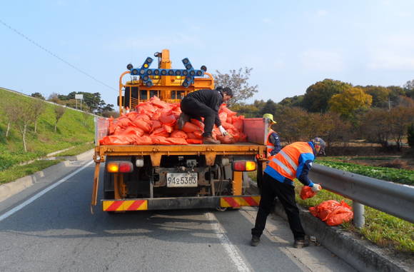 강설에 대비하기 위해 모래주머니를 도로주변에 설치하고 있다. ⓒ 당진시청