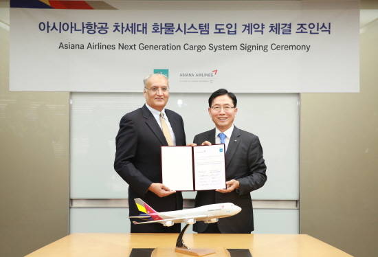 강서구 아시아나본사에서 아시아나항공 김광석 화물본부장(오른쪽)과 IBS 라지브샤(Rajiv Shah) CEO가 차세대 화물시스템 도입계약 체결 후 기념촬영을 하고 있는 모습. ⓒ 아시아나항공