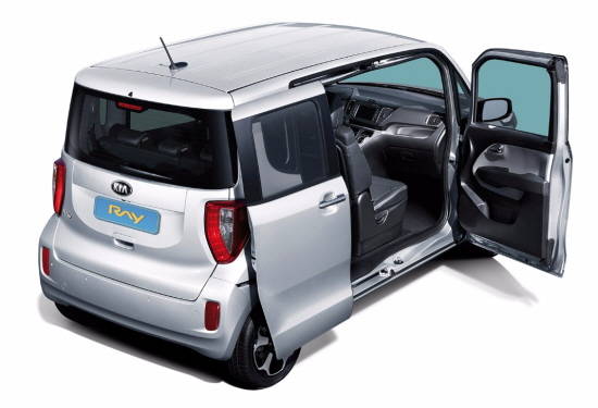 레이는 동승석 쪽에 B 필라리스 구조(B Pillarless, 앞문과 뒷문 사이에 기둥이 없는 차체 구조)와 2열 슬라이딩 도어를 적용해 탁월한 개방감을 제공한다. ⓒ 기아자동차
