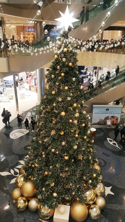 신세계센텀시티 1층 센텀광장에 11m의 대형 크리스마스 트리가 세워졌다. ⓒ 신세계센텀시티