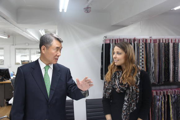 이창희 진주시장이 뉴욕 맨해튼에서 진주실크의 우수성과 경쟁력을 설명하고 있다. ⓒ 진주시청