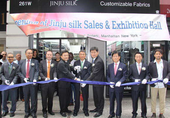 진주시가 뉴욕 맨해튼에서 진주실크 상설판매장 개소식을 하고 있다. ⓒ 진주시청