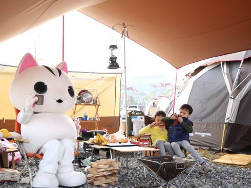 고양시 상징 캐릭터인 고양이와 캠핑을 즐기는 어린이들. ⓒ 고양도시관리공사