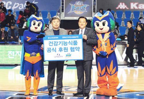 조경규 유니시티코리아 영업&마케팅 총괄 상무(오른쪽 두 번째)와 KCC이지스 프로농구단 최형길 단장이 협약 체결 후 기념 촬영하고 있다. ⓒ 유니시티코리아