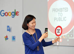 이해민 구글 PM이 구글 번역 로컬 데모를 시연하고 있다. = 김경태 기자