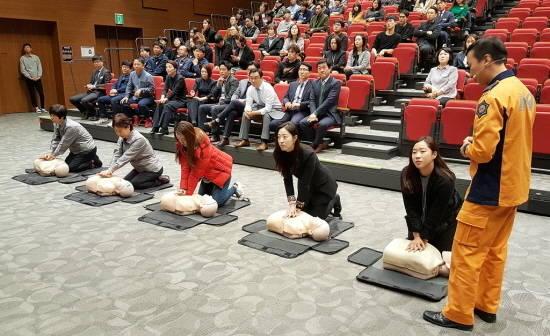 신세계센텀시티 9층 문화홀에서 백화점과 몰 임직원이 응급상활 발생 시 대처할 수 있는 '응급처치교육'을 받는 모습. ⓒ 신세계센텀시티